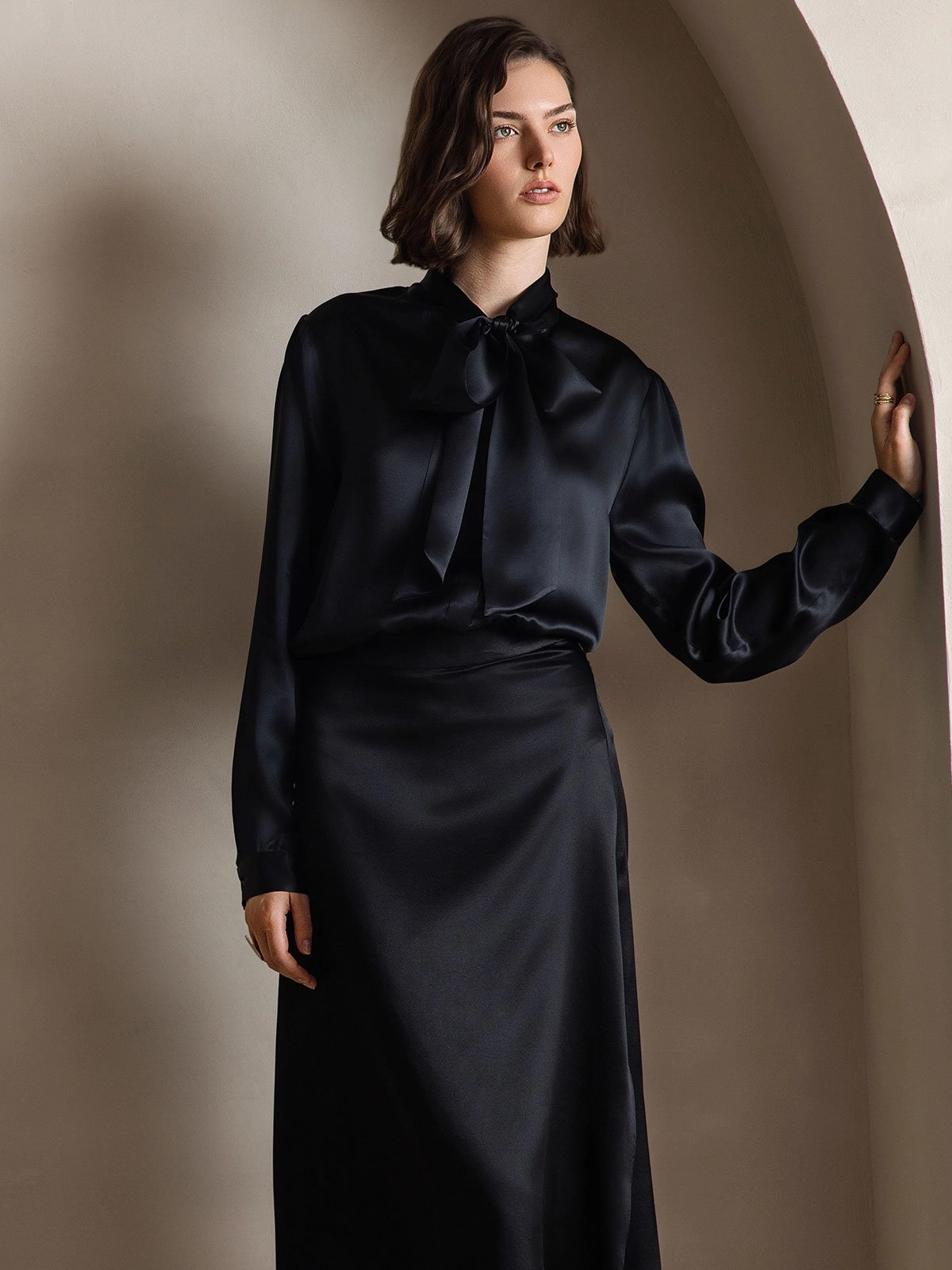 Women's 19 Momme Silk Elegant Tie Neck Long-sleeved Shirt