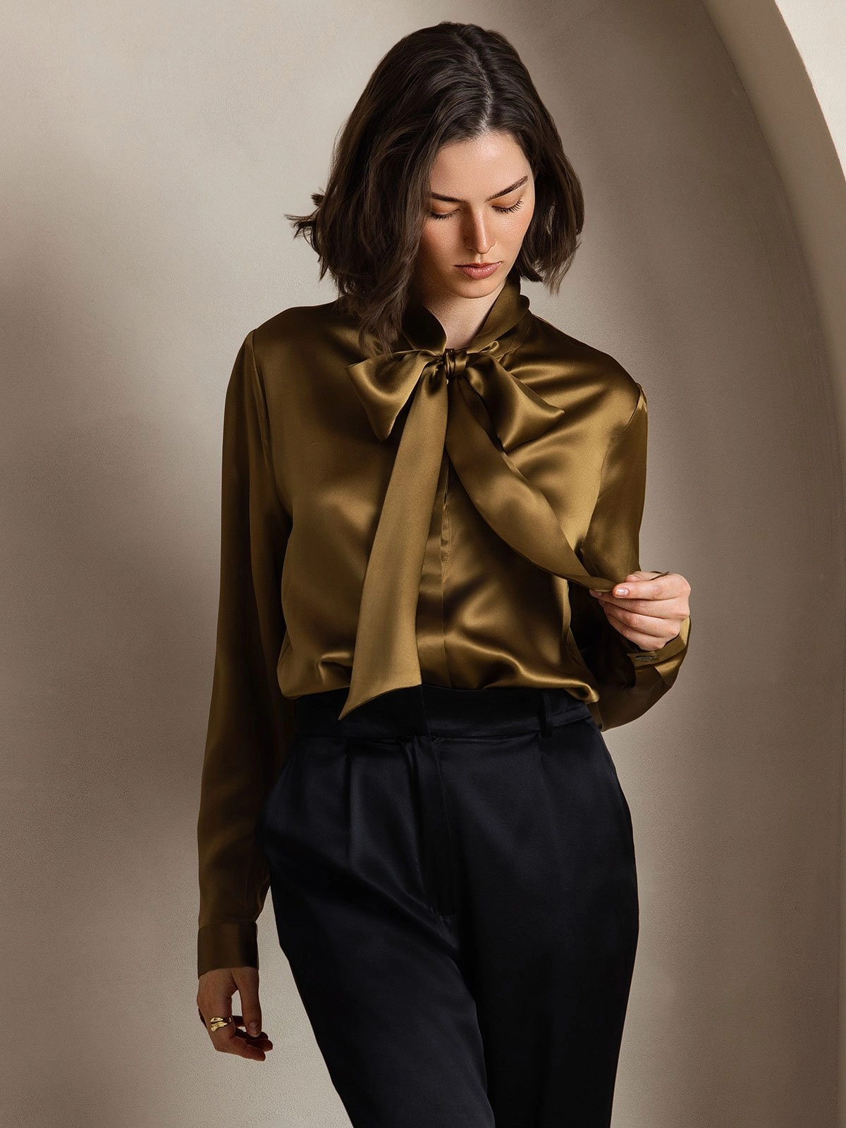 Women's 19 Momme Silk Elegant Tie Neck Long-sleeved Shirt